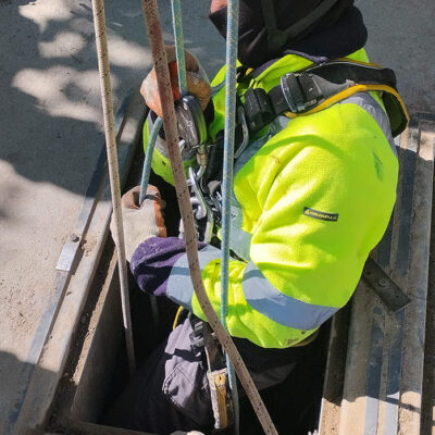 trabajo-vertical-en-espacio-confinado-operario-listo-para-entrar-en-alcantarillado